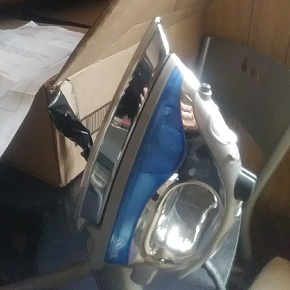 Shark vertical steam iron - Picture 1 of 4